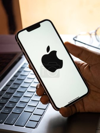 Foto de West Bangal, India - 20 de abril de 2022: logotipo de Apple en la imagen de stock de la pantalla del teléfono. - Imagen libre de derechos