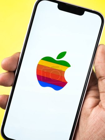 Foto de West Bangal, India - 20 de abril de 2022: logotipo de Apple en la imagen de stock de la pantalla del teléfono. - Imagen libre de derechos
