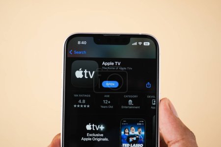Foto de Assam, India - 24 de septiembre de 2020: logotipo de Apple TV en la imagen de stock de la pantalla del teléfono. - Imagen libre de derechos