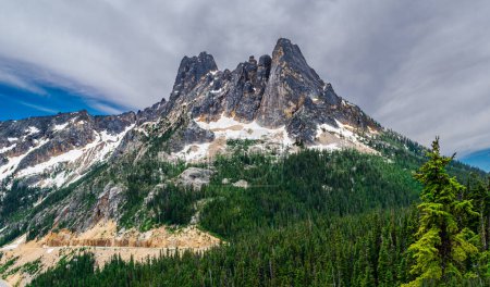 Téléchargez les photos : Un ciel orageux se lève à Liberty Bell Mountain North Cascades WA - en image libre de droit