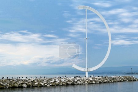 Téléchargez les photos : Montée sur une jetée du lac Léman, la girouette Eole guide les bateaux vers un havre de sécurité - en image libre de droit