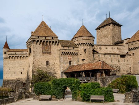 Téléchargez les photos : Entrée principale colorée vue traditionnelle sur le château de Chillon et le parc - en image libre de droit