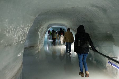 Foto de El Palacio de Hielo Jungfraujoch ofrece un camino resbaladizo para los turistas aventureros - Imagen libre de derechos