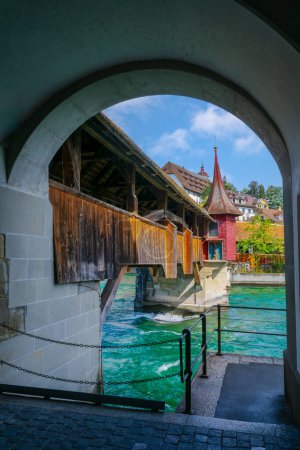 Vista del portal del puente del molino en el casco antiguo de Lucerna