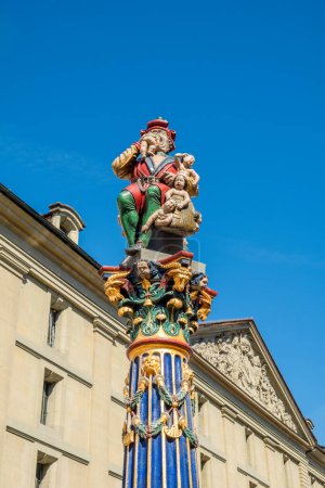 Téléchargez les photos : Fontaine mythologique d'un enfant mangeant un ogre à Berne Suisse - en image libre de droit