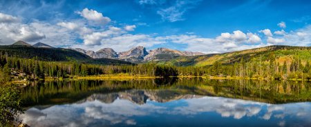 Foto de Panorama del colorido lago Sprague en Rocky Mountain NP Colorado - Imagen libre de derechos