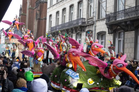 Foto de AALST, BÉLGICA, 19 DE FEBRERO DE 2023: Coloridas carrozas y participantes en el desfile callejero del carnaval de Aalst. Aalst tiene una de las mayores celebraciones del Mardi Gras en Bélgica. - Imagen libre de derechos