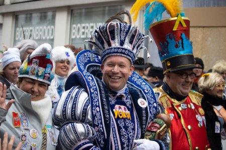 Foto de AALST, BÉLGICA, 21 DE FEBRERO DE 2023: Carnaval Príncipe Yordi Ringoir, y el alcalde Christophe d 'Haese (político del NVA, a la derecha) durante el carnaval de Aalst' Voil Janetten 'Parade. - Imagen libre de derechos
