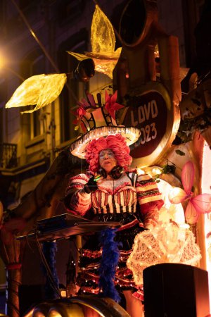 Foto de AALST, BÉLGICA, 19 DE FEBRERO DE 2023: Bailarina de carnaval brillantemente iluminada que participa en las celebraciones de Aalst Mardi Gras. El desfile anual del Carnaval atrae a 100 000 espectadores cada año. Copiar espacio arriba - Imagen libre de derechos