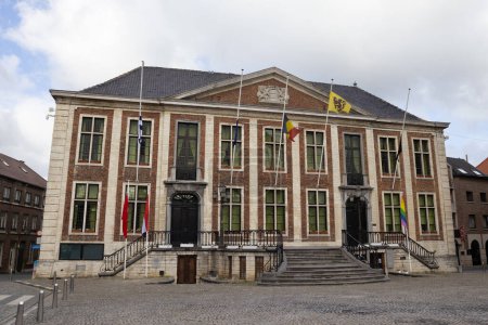 Foto de DIEST, BELGIUM, 25 FEBRUARY 2023: Exterior view of the 18th century Town Hall of Diest. The town hall also houses the town museum and is a popular tourist attraction. Copy space above. - Imagen libre de derechos