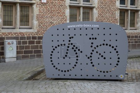 Foto de DIEST, BELGIUM, 25 FEBRUARY 2023: A Velo-Boxx bicycle storage hangar on the street in Diest. Velo Boxx is a Belgian company offering safe bicycle storage solutions for the urban environment. - Imagen libre de derechos