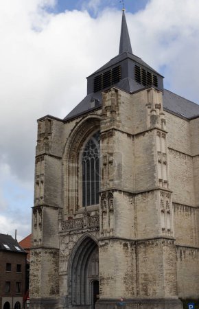 Foto de Front view of the gothic facade of St. Sulpitius, a medieval church on the main market square of Diest. Diest is a city in Flemish Brabant in Belgium. - Imagen libre de derechos