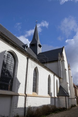 Foto de Exterior view of the beautiful white 14th century church of St. Catherine (Sint Catarinakerk) in the begiunage of Diest in Vlaams Brabant, Belgium. Sunlit with blue sky background. - Imagen libre de derechos
