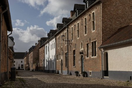 Foto de View of 'HH Geest' street and historic buildings in the Beguinage of Diest, in Flemish Brabant and Belgium. Unesco World Heritage site. - Imagen libre de derechos
