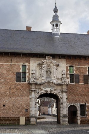 Foto de La hermosa puerta de entrada de estilo barroco al Beguinage of Diest. Data de 1671 la puerta se encuentra en la ciudad de Diest, en el Brabante Flamenco en Bélgica. - Imagen libre de derechos