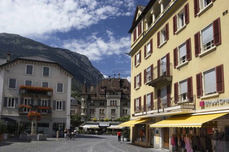Foto de BRIG, SUIZA, 17 DE JULIO DE 2023: Vista de tiendas y restaurantes en la Furkastrasse en el centro histórico de la ciudad de Brig. Brig es una ciudad alpina en el cantón de Valais, en el sur de Suiza.. - Imagen libre de derechos