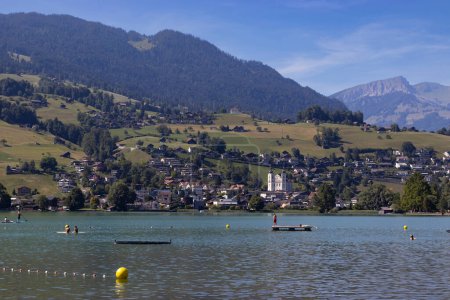 Foto de Vista del lago Sarnersee y la ciudad de Sarnen en la orilla del lago en el cantón de Lucerna en Suiza. Paisaje de verano suizo escénico con telón de fondo de montaña y espacio de copia debajo. - Imagen libre de derechos