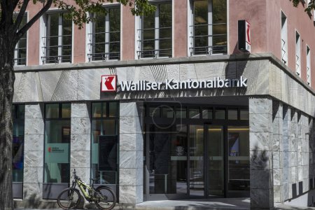 Foto de BRIG, SUIZA, 17 DE JULIO DE 2023: Vista exterior de una sucursal del Banco Cantonal del Valais (Walliser Kantonalbank). El banco tiene 38 sucursales en Valais y emplea a 530 personas. - Imagen libre de derechos