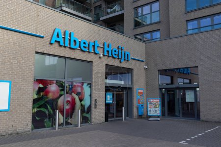 Téléchargez les photos : DENDERMONDE, BELGIQUE ; 8 NOVEMBRE 2023 : Vue extérieure d'un supermarché Albert Heijn en Flandre. C'est la plus grande chaîne de supermarchés aux Pays-Bas et compte également 75 magasins en Flandre. Espace de copie. - en image libre de droit
