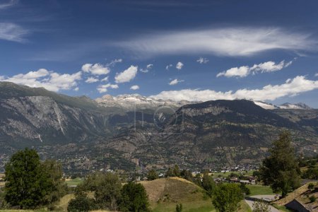 Foto de Una hermosa vista de verano a las montañas Hohstock y Riederhorn, y la zona de esquí de Belalp desde Ried-Brig en Valais en Suiza. El valle del Ródano un popular destino de vacaciones de verano e invierno. - Imagen libre de derechos