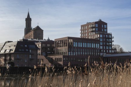 Foto de Skyline de la ciudad de Wetteren con la iglesia de St Gertrudes y los edificios de la colina roja, en Flandes Oriental, Bélgica. Vista sobre el río Schelde. Copiar espacio arriba. - Imagen libre de derechos