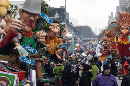 Foto de AALST, BÉLGICA, 11 DE FEBRERO DE 2024: Las carrozas del Carnaval esperan en fila el inicio del desfile en el Carnaval de Aalst. Aalsts anual Mardi Gras es la mayor celebración de carnaval en Flandes . - Imagen libre de derechos