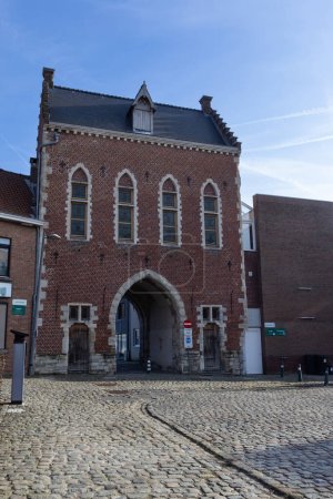 Téléchargez les photos : View of the 'Koepoort' in Ninove, East Flanders, Belgium. The 15th century building is the only remaining city gate house in the town, and is a historic touristic landmark. - en image libre de droit
