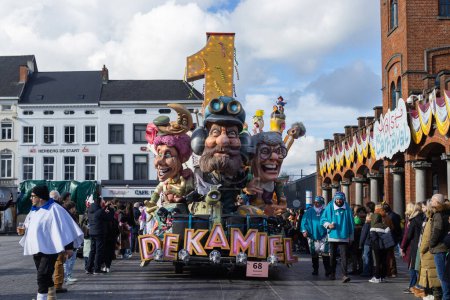 Foto de AALST, BÉLGICA, 12 DE FEBRERO DE 2024: Carnival Group Bedesterd y flotan durante el desfile de carnaval de Aalst. Aalst Mardi Gras es la mayor celebración de carnaval en Flandes con 100.000 espectadores cada año - Imagen libre de derechos