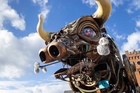 Foto de AALST, BÉLGICA, 12 DE FEBRERO DE 2024: Figura de toro gigante en una carroza en el Carnaval de Aalst (Lotjonslos). Aalst Mardi Gras es la mayor celebración de carnaval en Flandes con más de 100.000 espectadores cada año. - Imagen libre de derechos