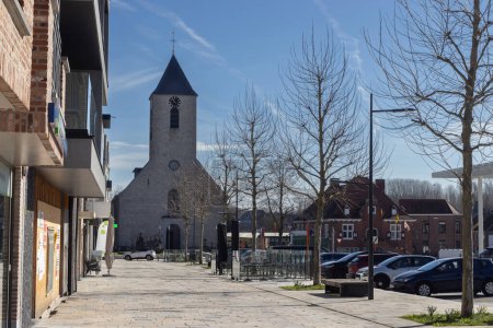 Téléchargez les photos : Le centre-ville et l'église St. Micheals à Sint-Lievens-Houtem en Flandre orientale, Belgique. Copier l'espace en haut à droite. - en image libre de droit