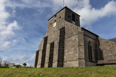 Fachada de la Iglesia de Nuestra Señora de Bonne Garde, en Dun-sur-Meuse, en el departamento de Mosa de Grand Est en Francia.
