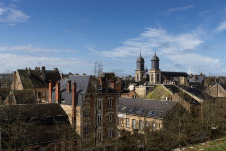 Téléchargez les photos : Vue aérienne du paysage urbain de Sedan, dans le département des Ardennes en France. L'église Saint-Charles est visible sur la ligne d'horizon. Espace de copie ci-dessus. - en image libre de droit