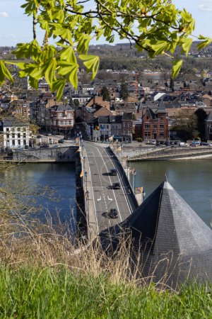 Téléchargez les photos : Vue aérienne du magnifique pont historique, Pont de Jambes, à Namur en Wallonie en Belgique. Repère historique vu de la citadelle. - en image libre de droit