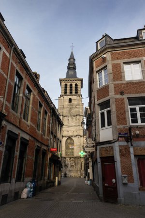 Téléchargez les photos : NAMUR, BELGIQUE, 25 MARS 2024 : Vue de l'église Saint-Jean-Baptiste de Namur et des rues du centre historique pittoresque. L'église médiévale est une attraction touristique à Namur, en Wallonie. - en image libre de droit