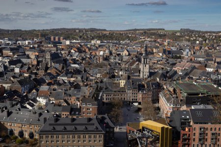 Téléchargez les photos : Paysage urbain panoramique de Namur en Wallonie, Belgique. Capturé ici un jour de printemps avec un mélange d'architecture moderne et traditionnelle face à un ciel bleu avec des nuages épars. Espace de copie ci-dessus. - en image libre de droit