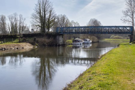 Frühjahrsansicht der Brücke von Eaucourt-sur-Somme in der Nähe von Abbeville und des Flusses Somme, wie er durch die Gemeinde Eaucourt-sur-Somme im Departement Somme von Hauts-de-France in Nordfrankreich fließt. 