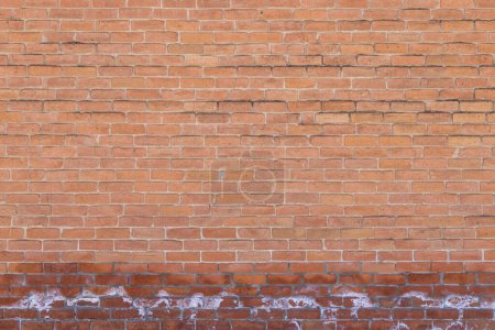 Téléchargez les photos : Gros plan texture fond d'un ancien mur extérieur en briques d'argile rouge avec des dépôts salés de l'humidité et de l'efflorescence - en image libre de droit