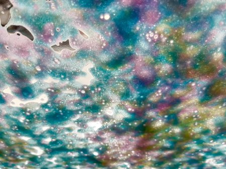 Foto de Fondo de textura abstracta de diseños coloridos de jabón y agua en un parabrisas de un vehículo en un lavado de autos - Imagen libre de derechos