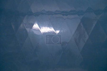 Foto de Fondo de textura abstracta desenfocada de una superficie de pared de ducha de fibra de vidrio acrílico con patrones de forma de diamante que reflejan la luz difusa - Imagen libre de derechos