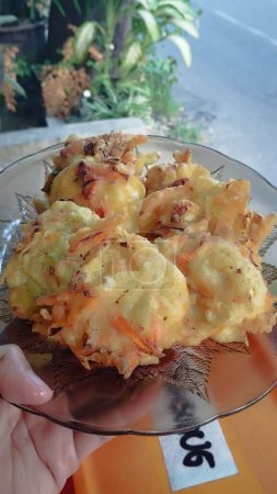 Foto de Bakwan es un alimento típico indonesio hecho de harina de trigo y verduras fritas como cebolletas, col, zanahorias. Especialidades indonesias, salado, crujiente y delicioso bakwan frito - Imagen libre de derechos