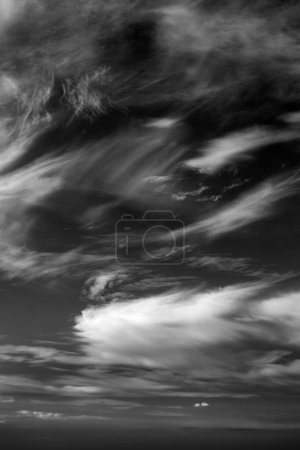 Echte Wolken und Himmel hochauflösende Textur für Design und Retusche - abstrakte Foto-Textur der realen Wolken auf schwarzem Hintergrund zum Hinzufügen und Bearbeiten als Hintergrundebene im Bildschirmmischungsmodus