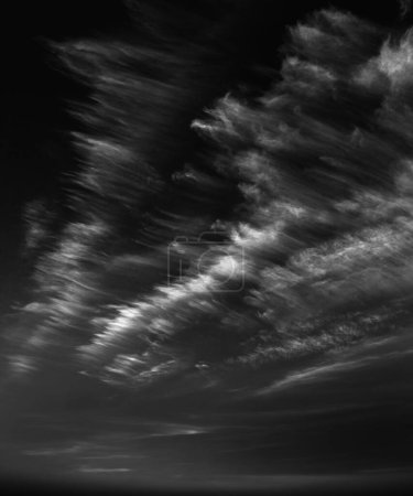 Nubes reales y textura de alta resolución del cielo para el diseño y el retoque: textura fotográfica abstracta de las nubes reales en el fondo negro para agregar y editar como capa de fondo en el modo de mezcla de pantalla