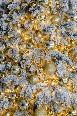 Téléchargez les photos : Gros plan sur l'arbre de Noël décoré - en image libre de droit