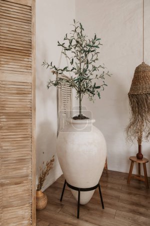 Foto de Blanco simple wabi sabi dormitorio diseño interior con lámparas tejidas, persianas de madera, decoración de macramé y planta - Imagen libre de derechos
