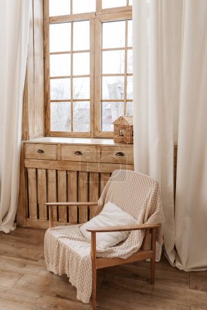Téléchargez les photos : Design intérieur de chambre élégante avec chaise en rotin en bois moderne avec couverture beige - en image libre de droit