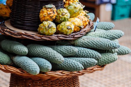 Téléchargez les photos : The Delicious Fruit (Monstera delicious) au marché fermier de Funchal, Madère, Portugal - en image libre de droit