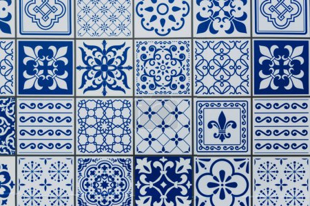 Foto de Funchal, Madeira, Portugal - 25.09.2021: azulejo portugués en Funchal, Madeira, Portugal - Imagen libre de derechos