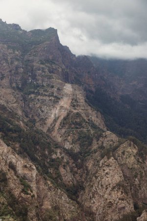 Vista del pueblo de Curral das Freiras en el Valle de las Monjas en hermosos paisajes de montaña, municipio de Camara de Lobos, isla de Madeira, Portugal