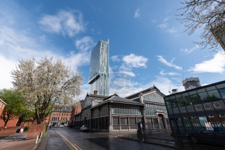 Foto de Old building of Manchester Science museum and Beetham Tower a 47-storey skyscraper in Manchester, England. - Imagen libre de derechos
