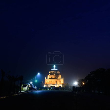 Téléchargez les photos : The Shrine of Bahauddin Zakariya is a 13th-century shrine located in the city of Multan, in Pakistan's Punjab province - en image libre de droit